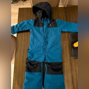 Kid’s one piece Volcom snowsuit
Dark teal blue + black colour block
Sz 2T